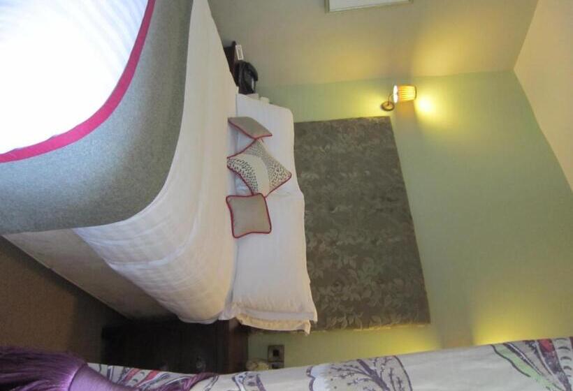 スタンダードルーム, The Three Crowns