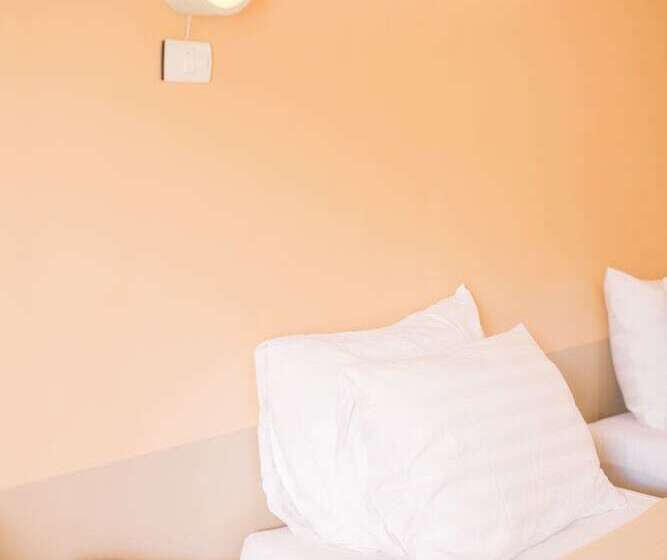 חדר משפחתי, Atiatihan Festival