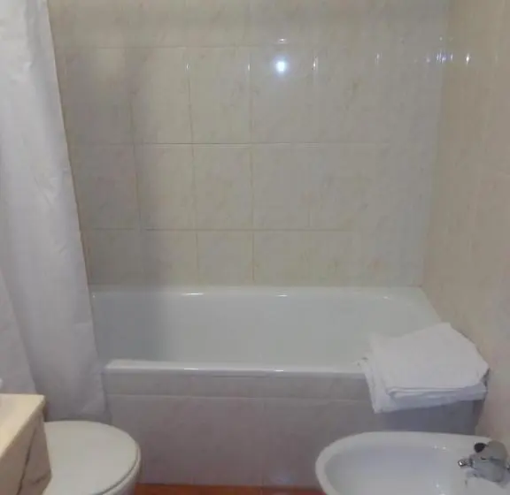 Standard Kolmen Hengen Huone, Hostal Millan