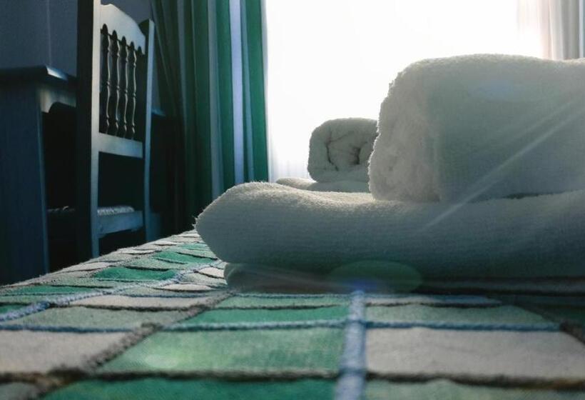 غرفة قياسية ثلاثية, Hostal Millan