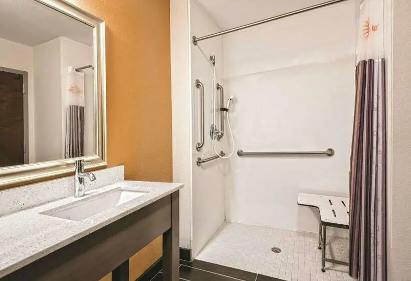 身障者適用キングサイズベッドルーム, La Quinta By Wyndham San Antonio By Frost Bank Center