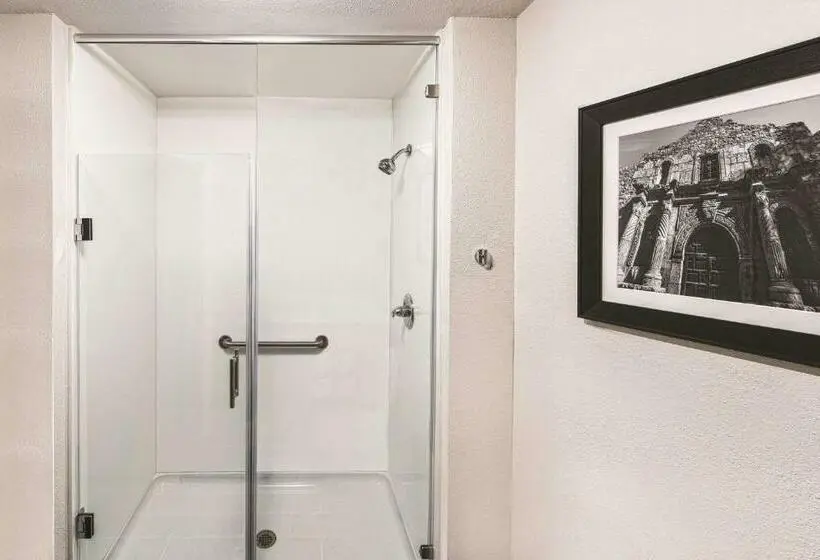 身障者適用キングサイズベッドルーム, La Quinta By Wyndham San Antonio By Frost Bank Center