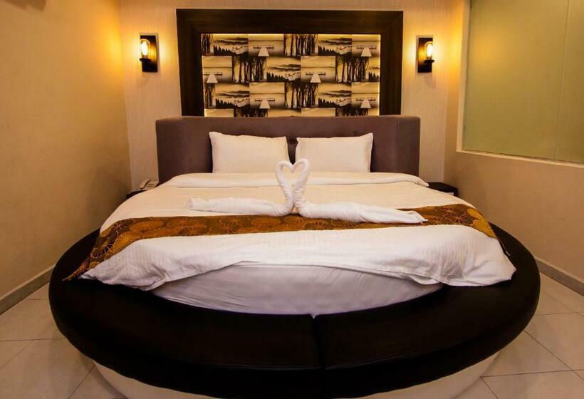 غرفة قياسية سرير كينج, Louis