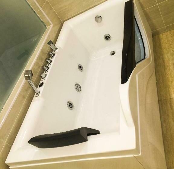 غرفة قياسية سرير كينج, Louis