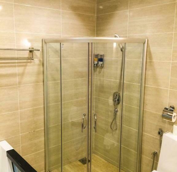 غرفة قياسية سرير كينج, Louis