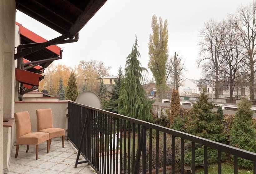 اتاق خانوادگی, Anton House