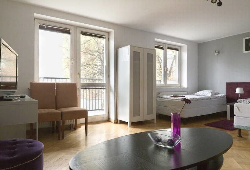 اتاق خانوادگی, Anton House