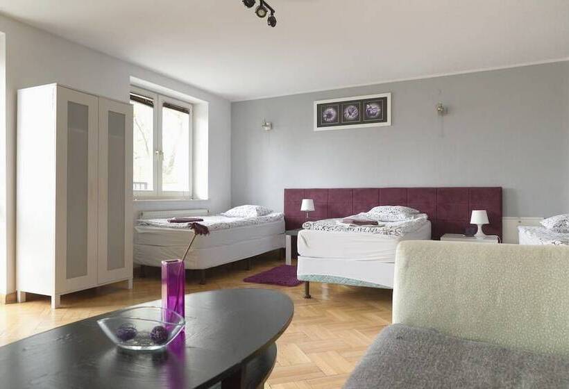 اتاق خانوادگی, Anton House