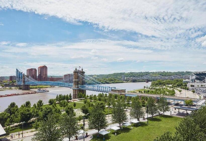 اتاق استاندارد با تخت بزرگ, Ac Hotel By Marriott Cincinnati At The Banks