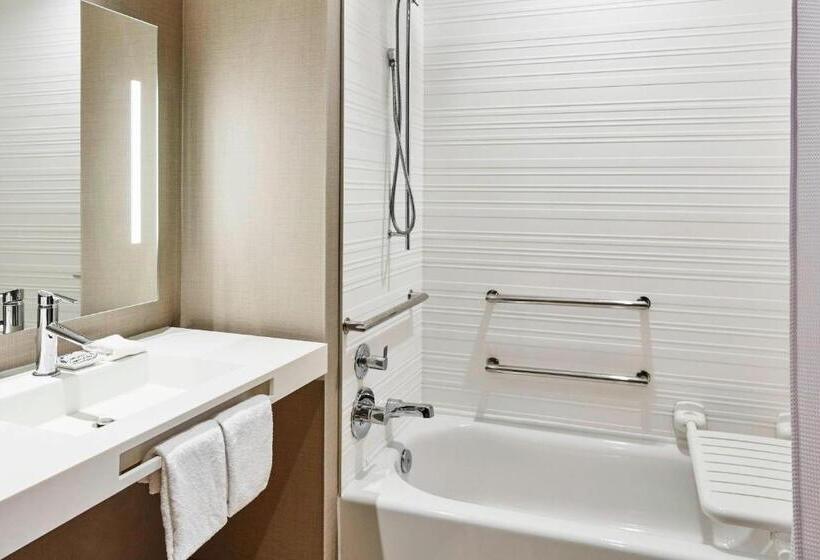 اتاق استاندارد با تخت بزرگ برای معلولان, Ac Hotel By Marriott Cincinnati At The Banks