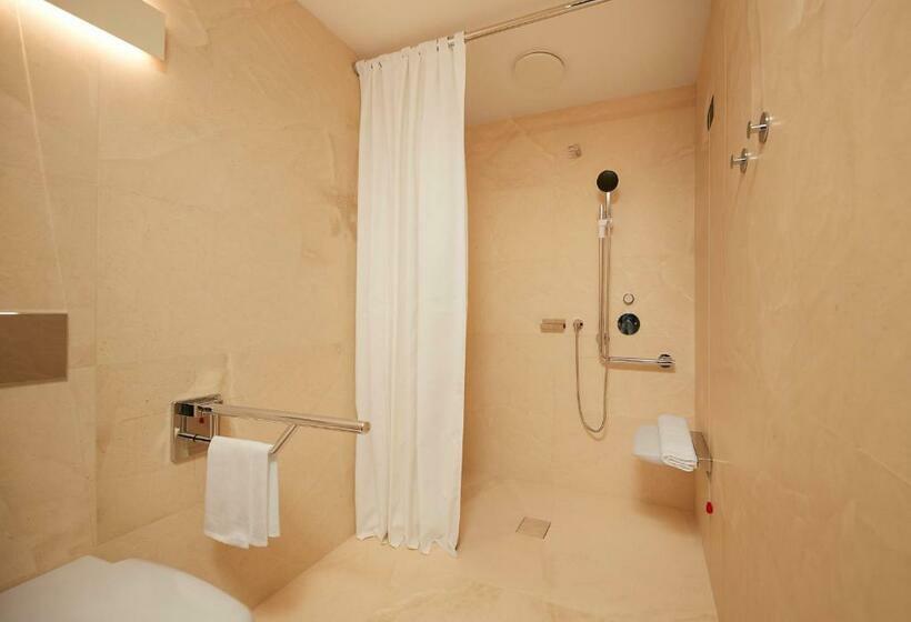 Номер Стандарт Кровать Кинг Адаптированный для Инвалидов, Hilton Lake Como