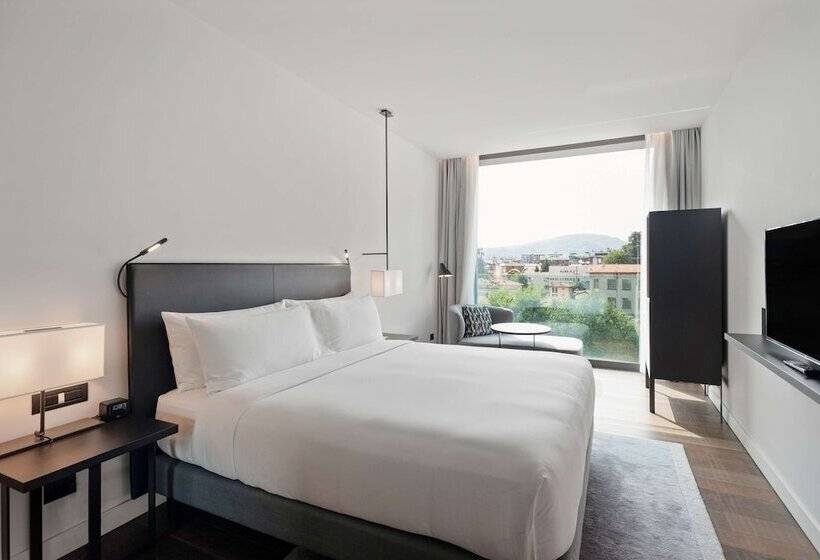 Номер Deluxe Вид на Город, Hilton Lake Como