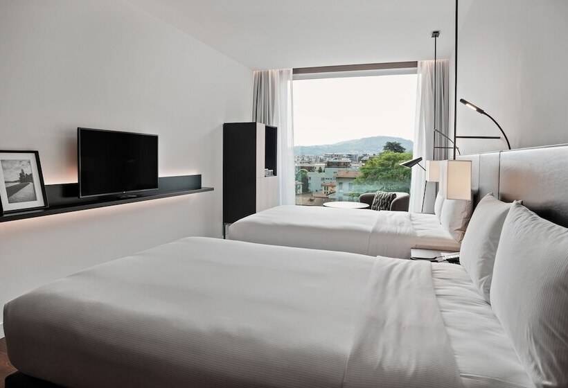 Номер Deluxe Вид на Город, Hilton Lake Como