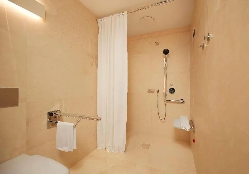 اتاق استاندارد با تخت بزرگ, Hilton Lake Como