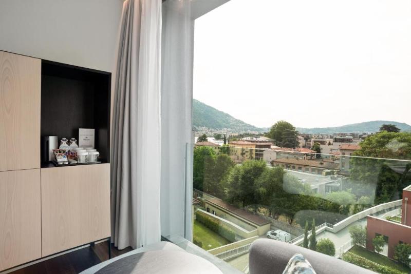 Номер Deluxe Вид на Город, Hilton Lake Como