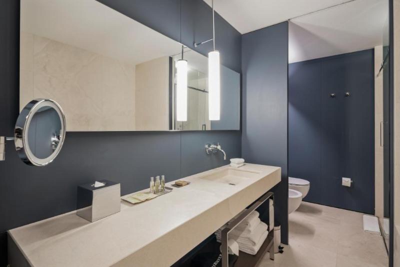 Номер Deluxe Вид на Город, Hilton Lake Como