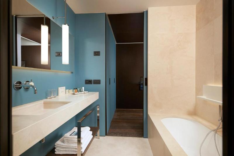 Номер Deluxe Вид на Озеро, Hilton Lake Como