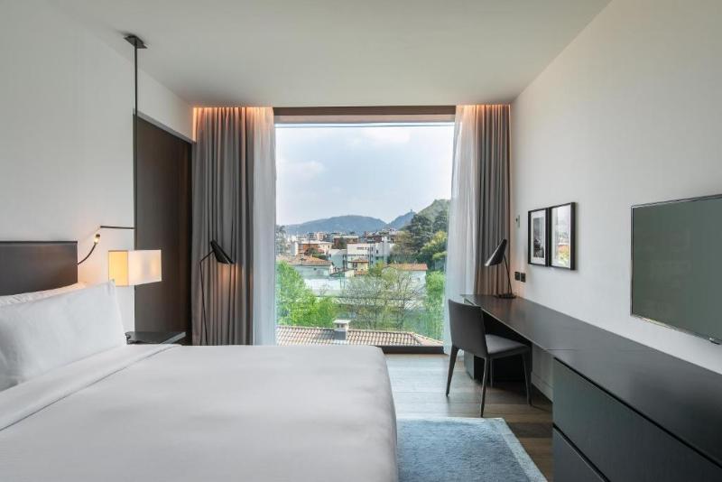 Номер Deluxe Вид на Город, Hilton Lake Como