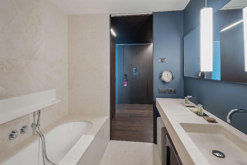 Номер Deluxe Вид на Город, Hilton Lake Como