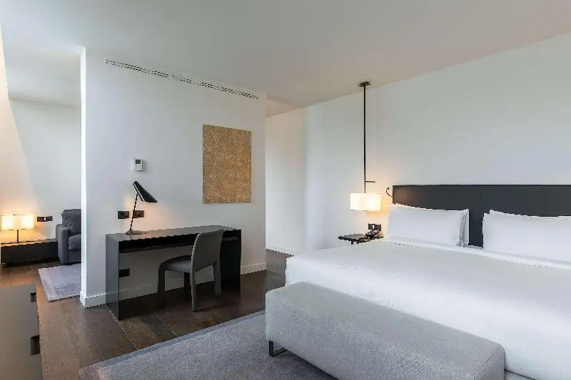 سوئیت جونیور با تخت بزرگ, Hilton Lake Como