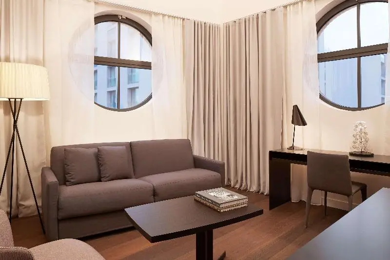 سوئیت جونیور با تخت بزرگ, Hilton Lake Como