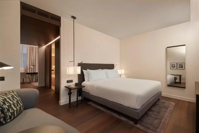 سوئیت جونیور با تخت بزرگ, Hilton Lake Como