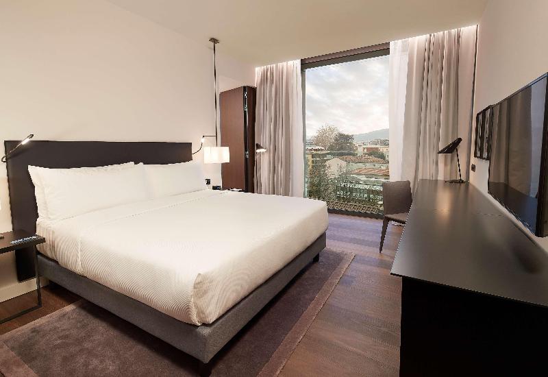 Номер Deluxe Вид на Город, Hilton Lake Como