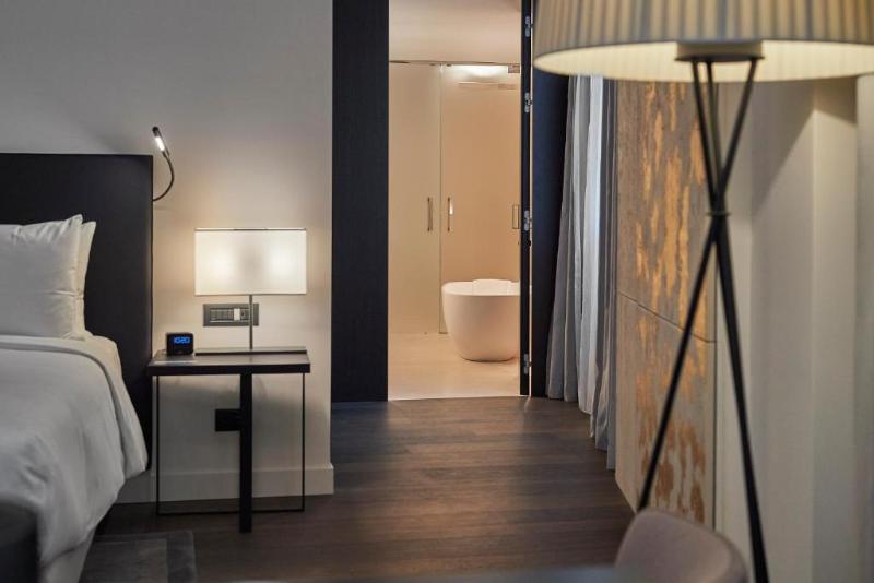 Полулюкс Кровать Кинг, Hilton Lake Como