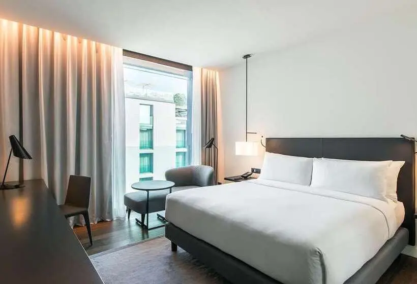 اتاق لوکس با تخت بزرگ, Hilton Lake Como
