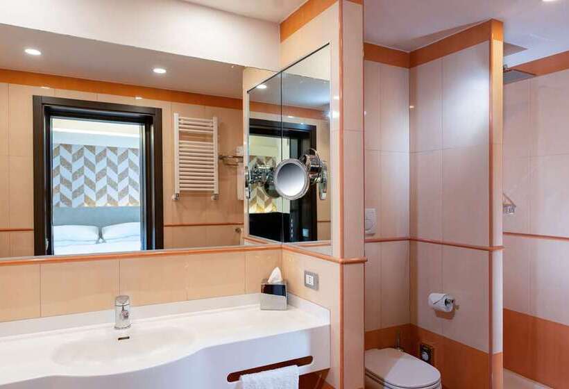 Номер Deluxe Кровать Кинг, Hilton Lake Como