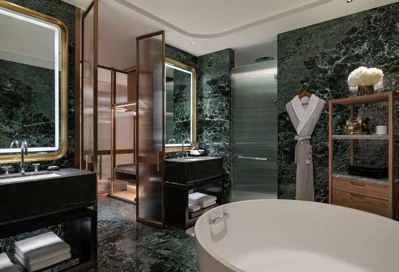 Номер Deluxe Кровать Кинг, Hilton Lake Como