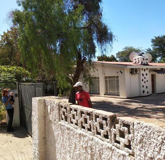 اتاق خانوادگی, Brackendene Lodge