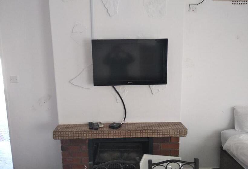 اتاق خانوادگی, Brackendene Lodge