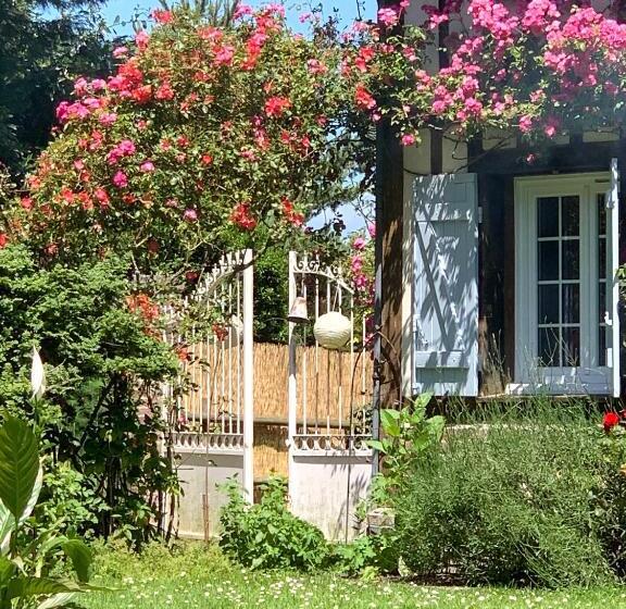 Номер Стандарт Вид на Сад, La Chambre D Hôte De Manou En Normandie