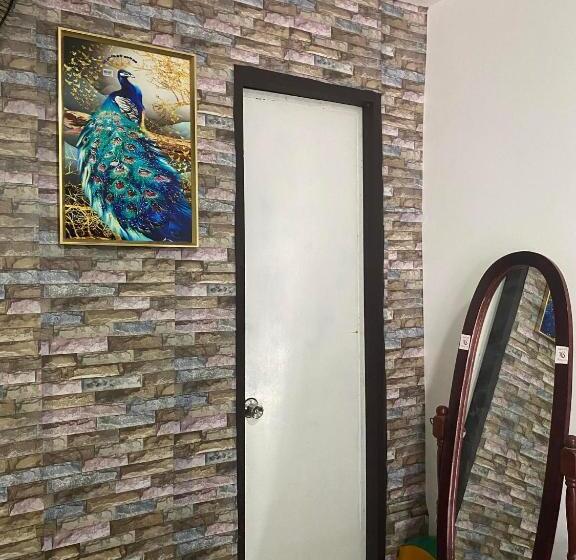 اتاق اکونومی, A Budget Room
