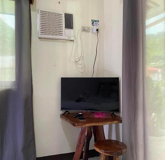 اتاق استاندارد با بالکن و چشم‌انداز دریا, A Budget Room