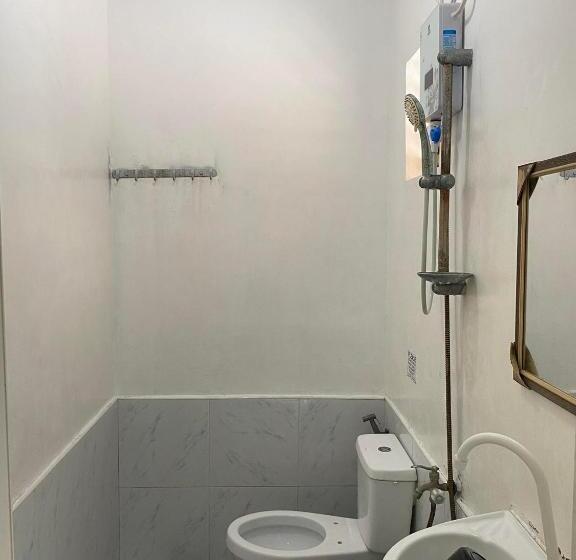 اتاق استاندارد با بالکن و چشم‌انداز دریا, A Budget Room