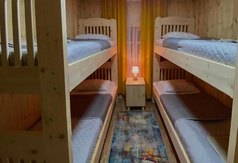 اتاق استاندارد چهار تخته, Ushguli   Xii Century