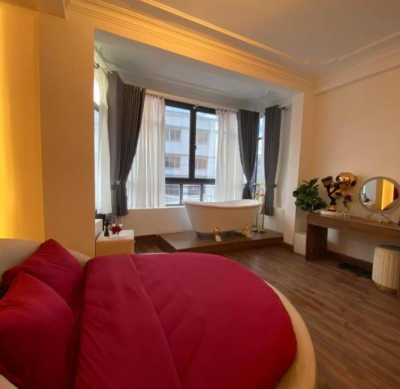 اتاق لوکس, Arory