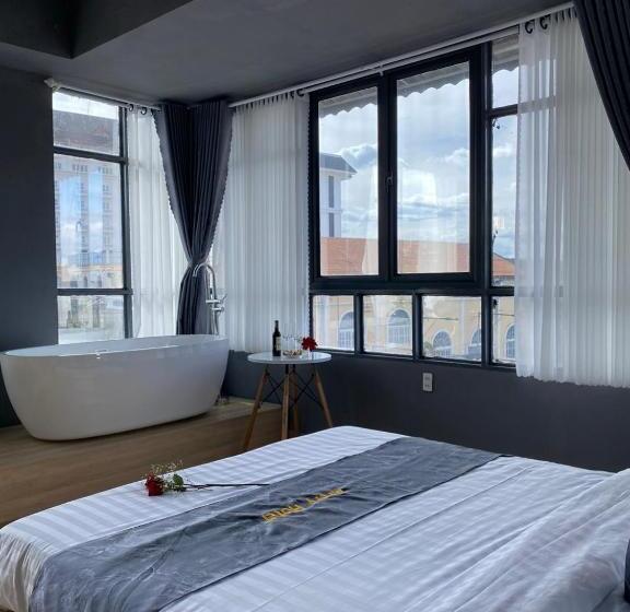 اتاق لوکس, Arory