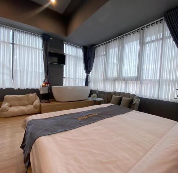 اتاق لوکس, Arory