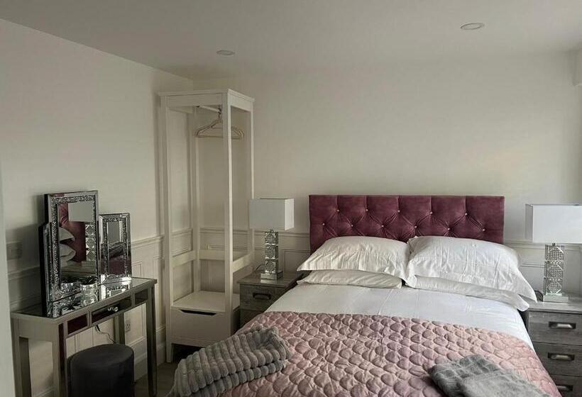 Номер Стандарт, Johnsville House