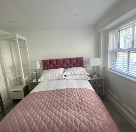 Номер Стандарт, Johnsville House