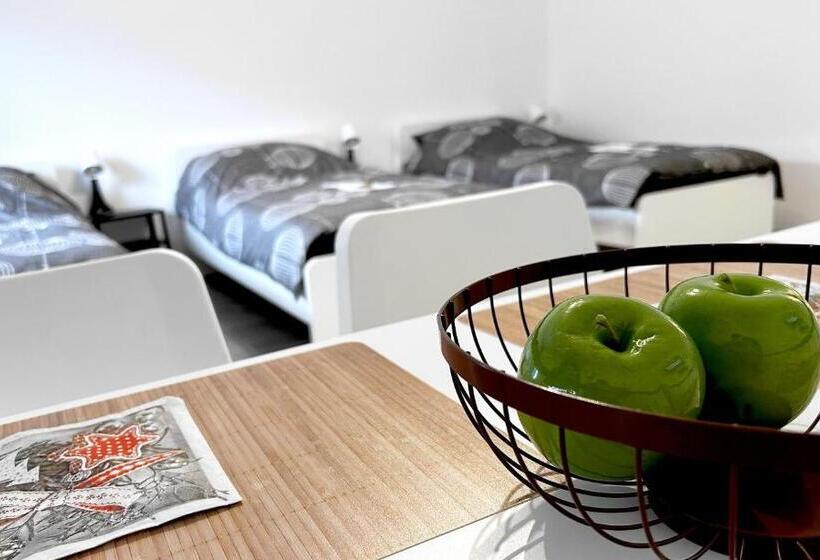 带1个卧室的带阳台的公寓, # Vaz Apartments Sg01 02, Wlan,tv, Küche, 2 X Balkone, Nahe Zentrum