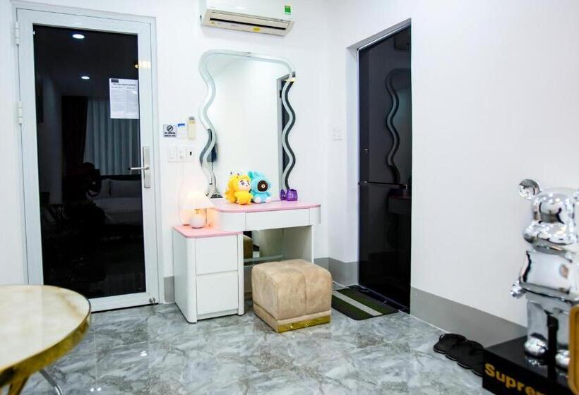 استودیوی لوکس, Le Vu