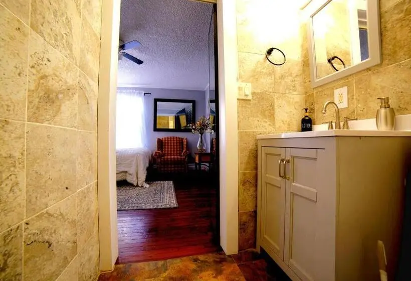 スタンダードルーム, Shaligohomes Queen Suite On 16th