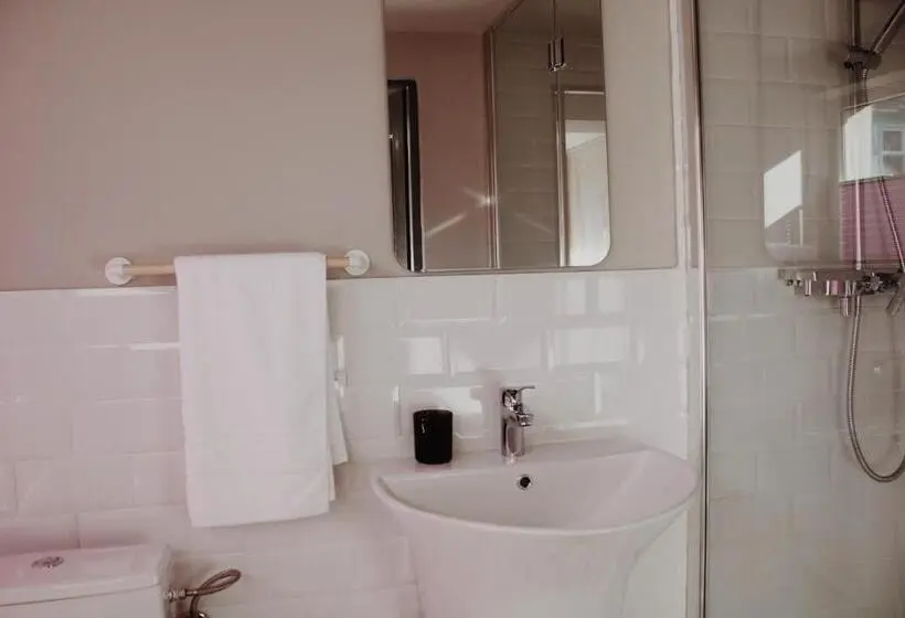 Standard Kolmen Hengen Huone, Popasul Graniceresc
