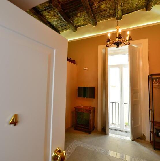 اتاق لوکس, Xenia Neapolis