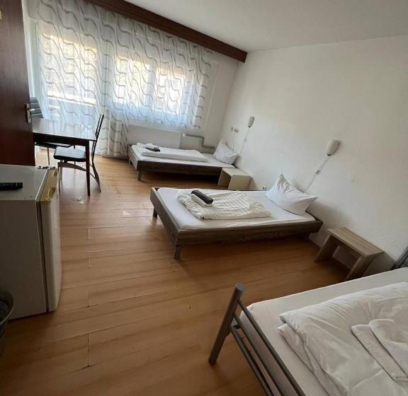 带阳台的三人标准间, Monteurzimmer   Karlsbad