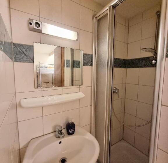 标准三人间, Monteurzimmer   Karlsbad